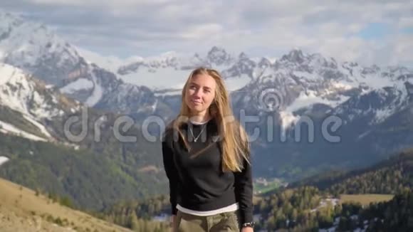 在山上的女人视频的预览图