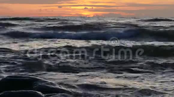 在五彩缤纷的日落中海浪视频的预览图