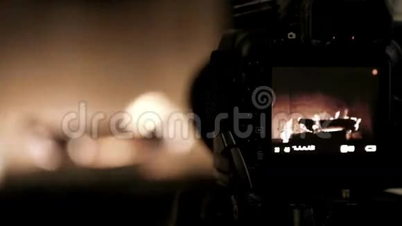 晚上拍摄壁炉的温暖舒适镜头视频的预览图