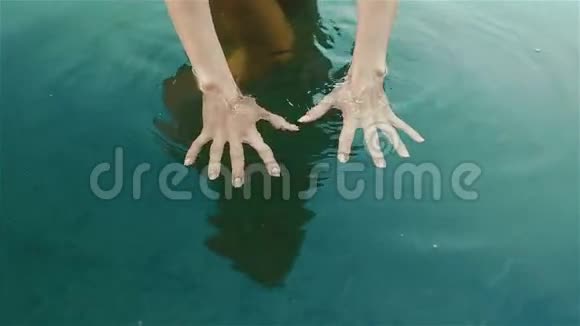 在塞内维尔山湖的清水中美丽的修剪过的女性双手紧紧地握着周围环绕着许多愈合的地方视频的预览图