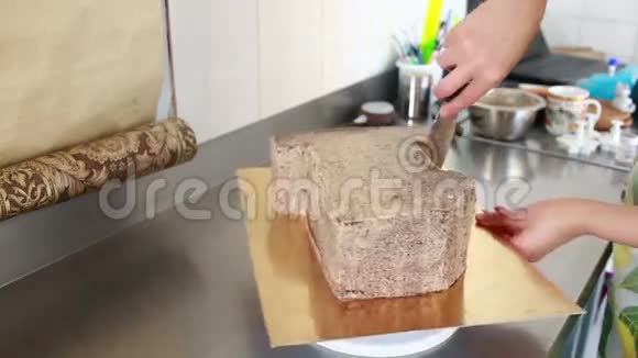 糕点厨师在糖果店装饰蛋糕视频的预览图