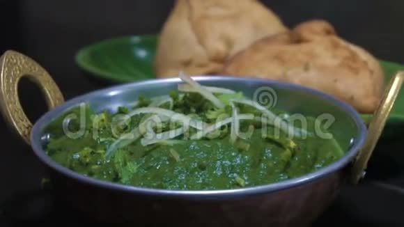 准备好的帕拉克窗格菜肴印度菜视频的预览图