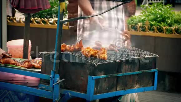 街头小贩烹煮烧烤肉视频的预览图