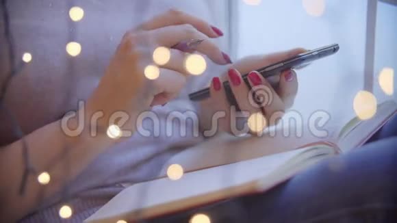 女人手使用手机智能手机有五颜六色的灯光背景智能手机在女人手里视频的预览图