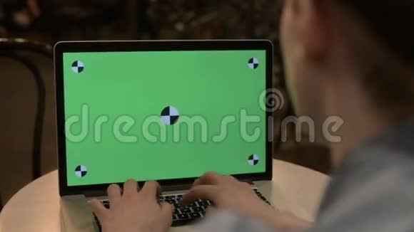 在带有绿色屏幕的笔记本电脑上打字视频的预览图