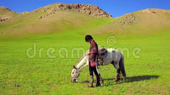 蒙古马的骑士女人视频的预览图