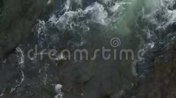 山河流经悬崖视频的预览图