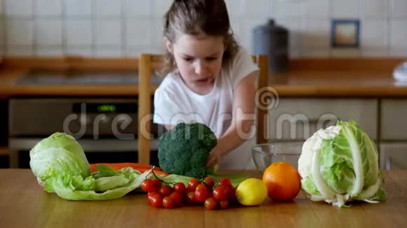 厨房里吃樱桃番茄的女孩视频的预览图