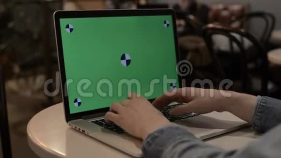 在带有绿色屏幕的笔记本电脑上打字视频的预览图