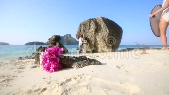 新娘新郎站在悬崖边花束放在前面视频的预览图