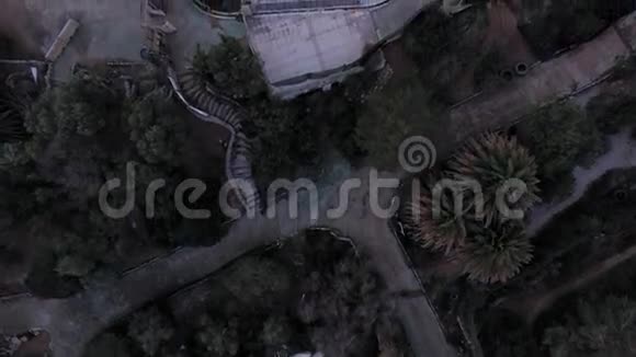 废弃的游乐园视频的预览图