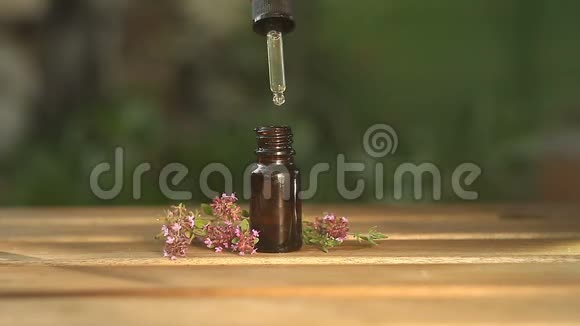 桌子上漂亮瓶子里的甲状腺精油视频的预览图