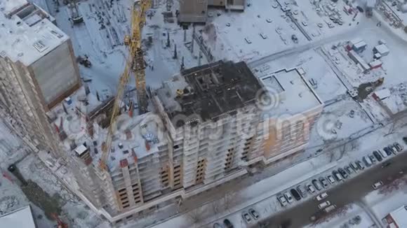 公寓楼建筑工地开发创造新的就业机会无人机景观视频的预览图