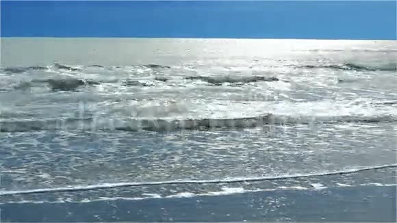 冬天的海岸当太阳几乎不穿透厚厚的灰色云层时视频的预览图