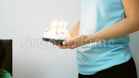 亚洲女孩在生日蛋糕上吹蜡烛视频的预览图