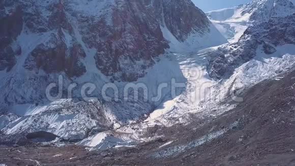 冰川巨大冰块和岩石的空中景观俯视视频的预览图