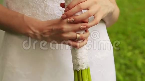 新娘捧着美丽明亮的婚礼花束视频的预览图