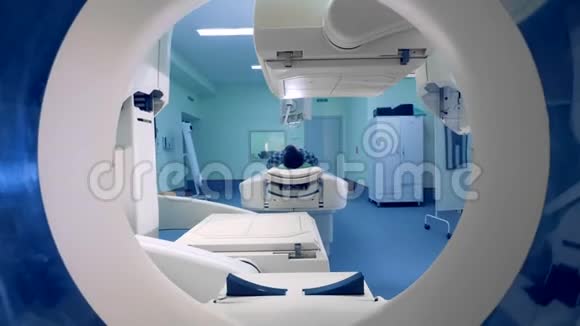 医院男性患者MRI断层扫描视频的预览图