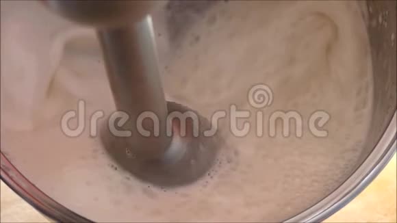 烹饪奶油它会干扰搅拌机视频的预览图