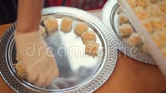 服务员把小面包和奶油奶酪放在盘子里视频的预览图