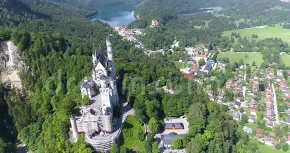 在绿色的夏季景观中鸟瞰Neuschwanstein城堡德国视频的预览图