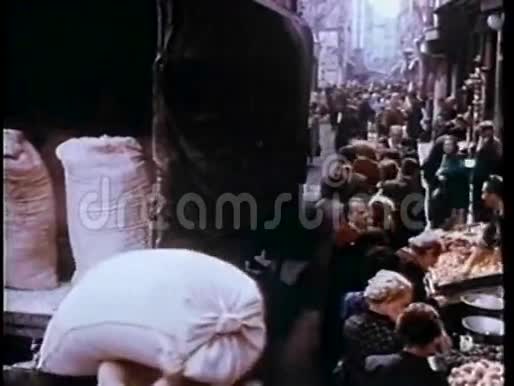 蒙太奇20世纪30年代巴黎繁忙户外市场的重现视频的预览图