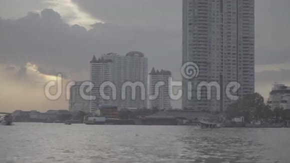 从曼谷朝海祈祷河的船景视频的预览图