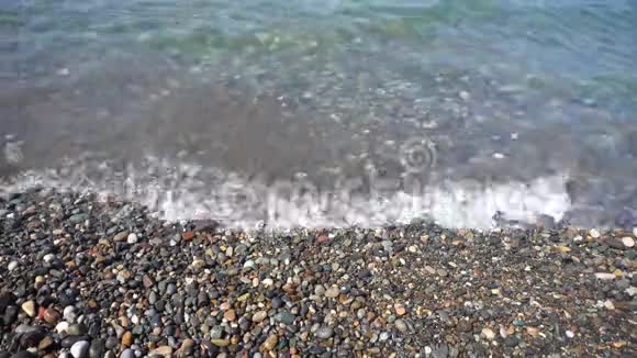 海滩上的海泡石和海浪视频的预览图