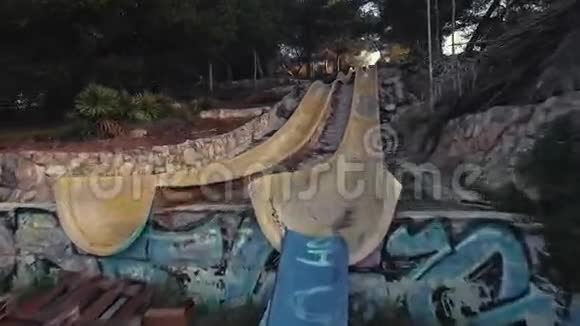废弃的游乐园视频的预览图