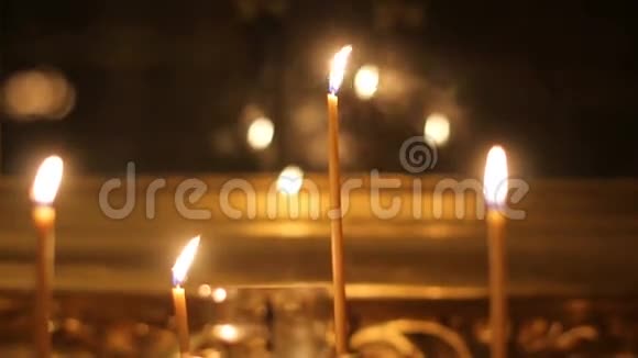 教堂里的蜡烛站着视频的预览图