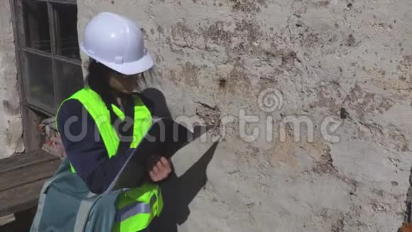 旧墙的女工程师视频的预览图