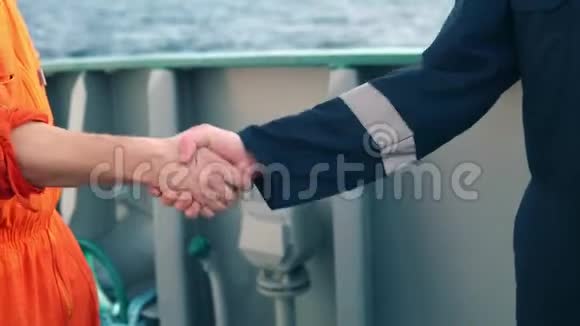 海上承包商商人与船上的工人握手视频的预览图