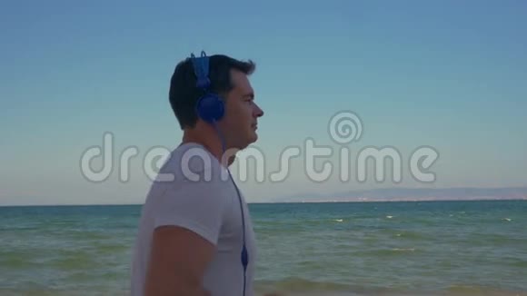 男人在海边跟音乐慢跑视频的预览图