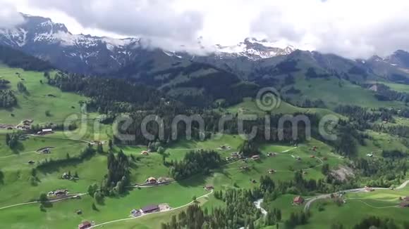 城市和山顶景观录像从山谷上方俯瞰城市的房屋绿色的田野村庄视频的预览图