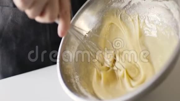 女人准备自制煎蛋卷与搅拌蛋混合的作物镜头视频的预览图