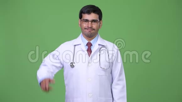 年轻英俊的波斯人医生指着视频的预览图