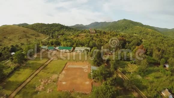 在马尔巴托村的山上教堂菲律宾死因巴拉望空中观景视频的预览图