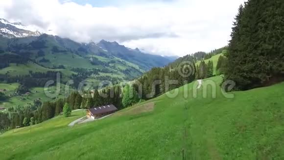 从山谷上方俯瞰城市的房屋绿色的田野村庄和山脉录像视频的预览图