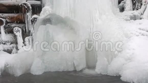 洛奇附近森林里的冰冻瀑布视频的预览图