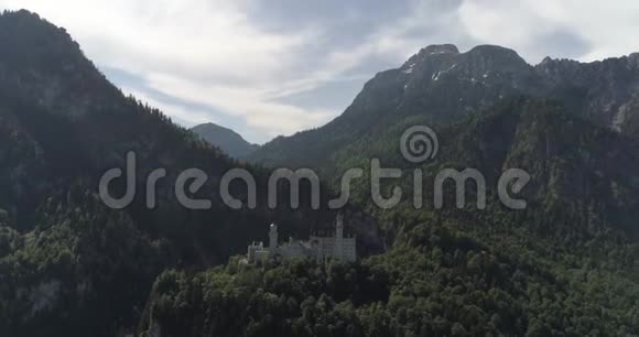 在绿色的夏季景观中鸟瞰Neuschwanstein城堡德国视频的预览图