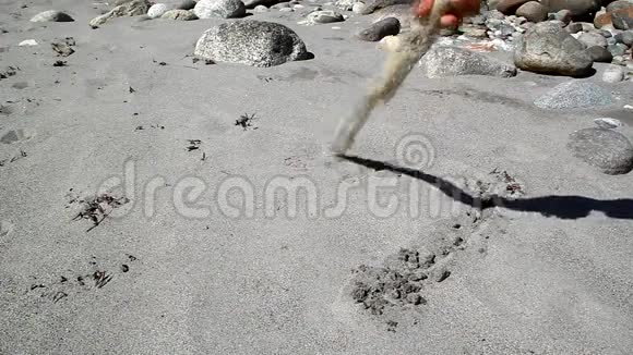 用棍子在沙子上画一颗心视频的预览图