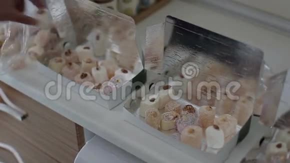 女人的手把美丽的东方糖果放在包裹上视频的预览图
