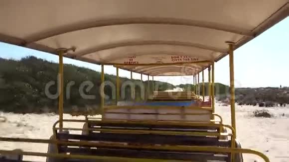 从海滩铁路大篷车返回的景色视频的预览图