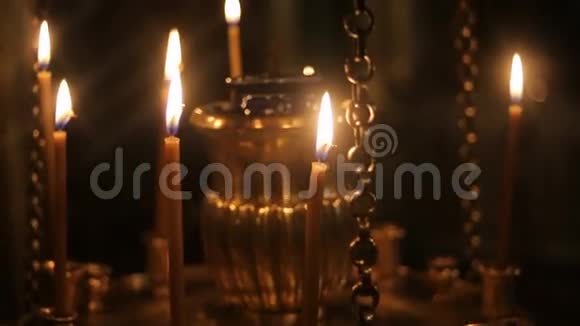 教堂里的蜡烛站着视频的预览图