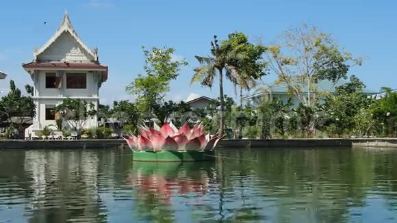 宁静的泰国寺庙池塘视频的预览图