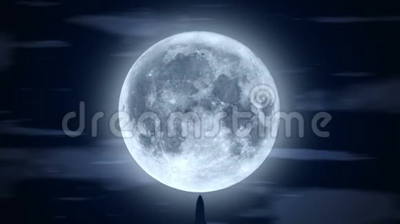 阴天夜月上空的客机视频的预览图