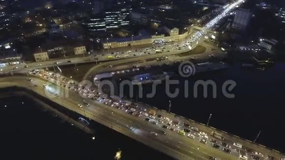 基辅夜城的鸟瞰图车水马龙视频的预览图