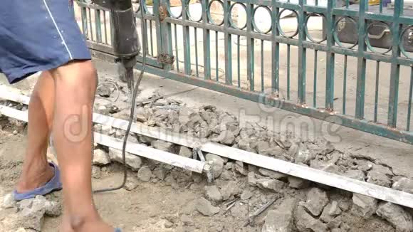 工人用拆除锤破水泥地面视频的预览图