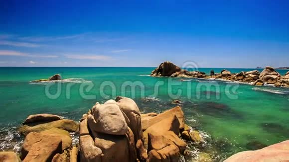 观赏圆形岩石石滩蔚蓝的海天线视频的预览图
