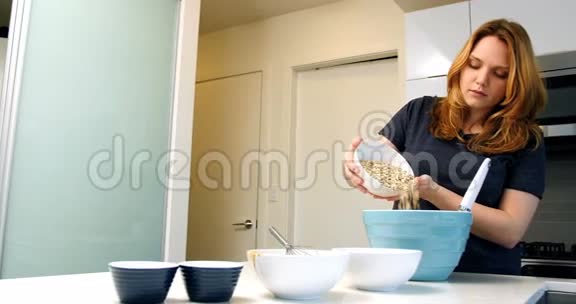 女人在碗里加入烘焙原料视频的预览图